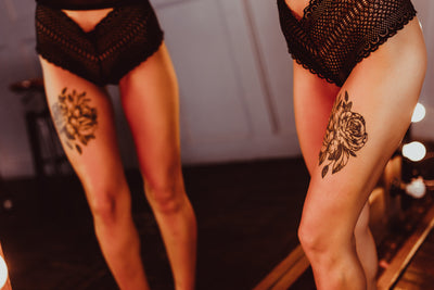 La sensualità del tatuaggio sulla coscia