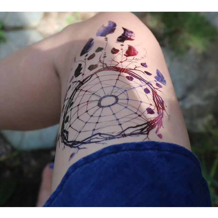 Tatouage éphémère temporaire attrapes rèves bleu violet plumes