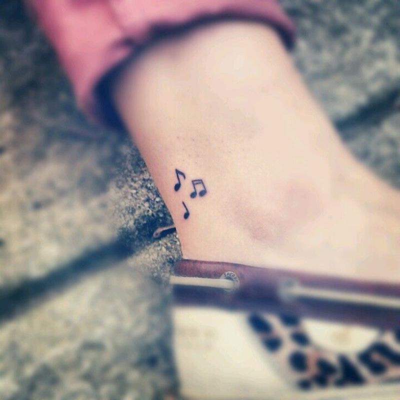 Tatouage éphémère temporaire musique notes partition