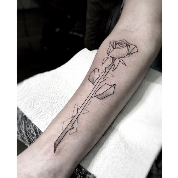 Tatouage éphémère temporaire rose geometrique