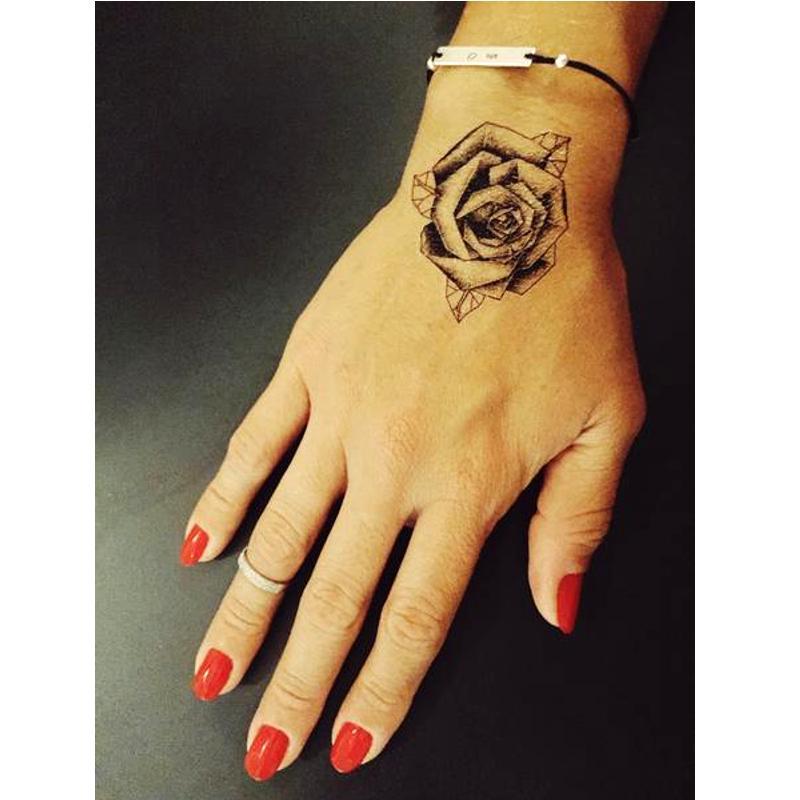 Tatouage éphémère temporaire rose géométrique triangle