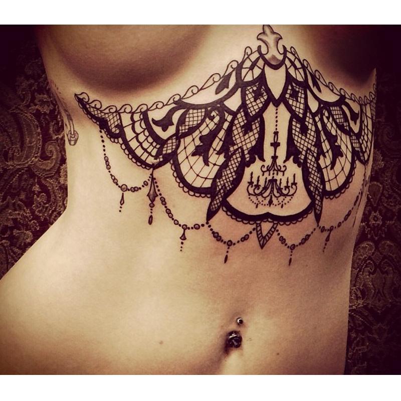 Tatouage éphémère temporaire underboob chandelier bijoux dentelle